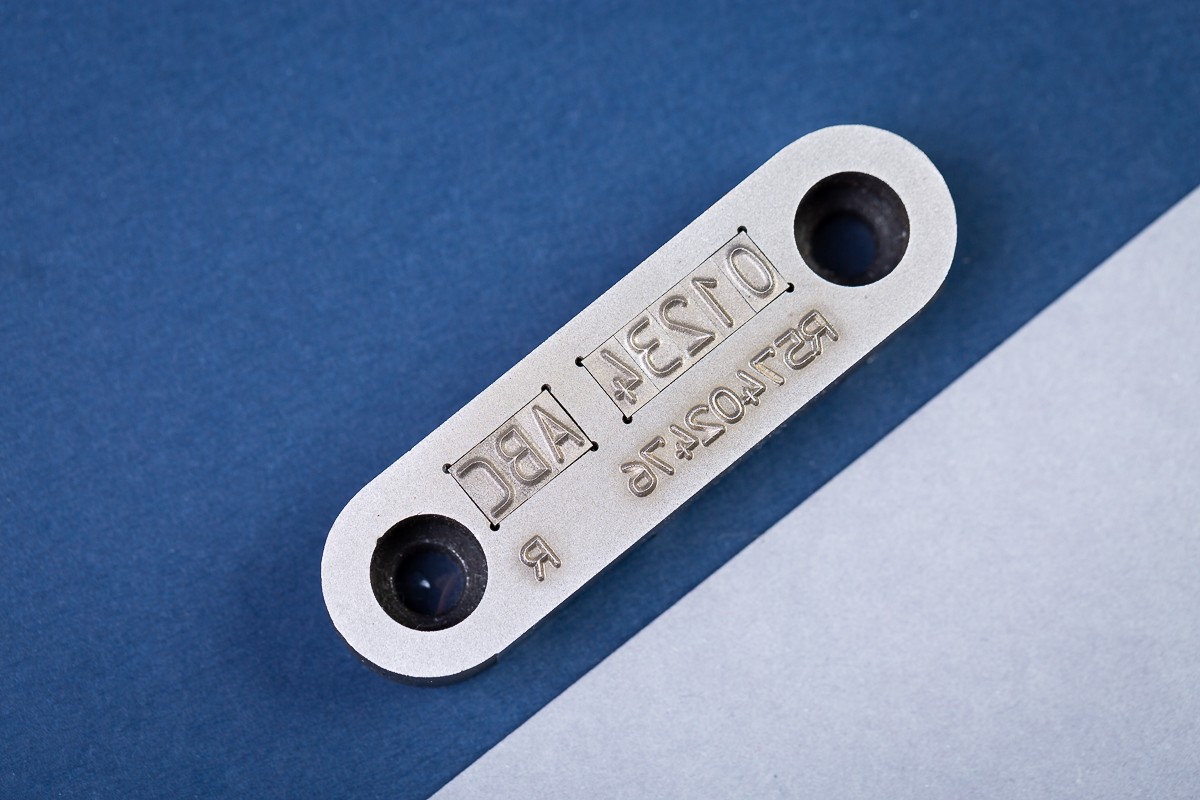 Znakownik z wymiennymi czcionkami