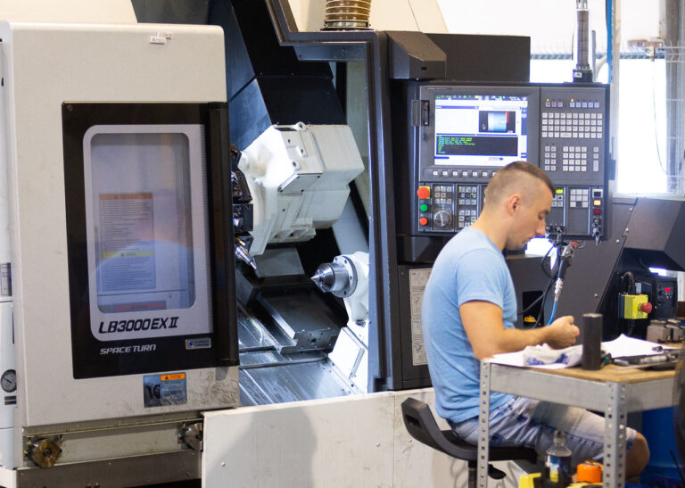 Na czym polega praca operatora maszyn CNC?